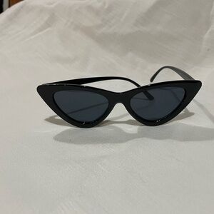 Black Cat-Eye Sunglasses - Sleek Women's Fashion Shades/No scratches